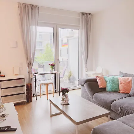 Aviator Am Airport Berlin Flughafen Ber Fahrstuhl Kueche דירה *