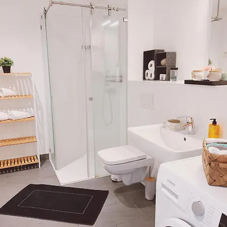 Aviator Am Airport Berlin Flughafen Ber Fahrstuhl Kueche *